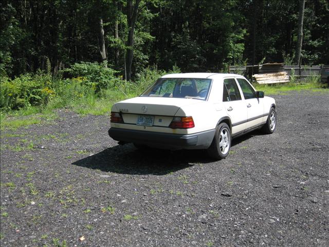 Mercedes-Benz 260 1989 photo 1
