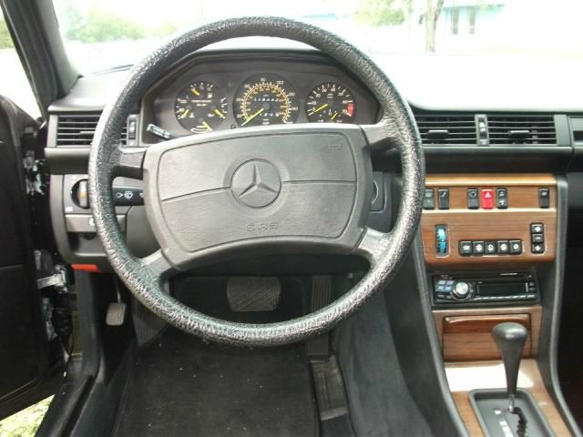 Mercedes-Benz 300-Class 1988 photo 3