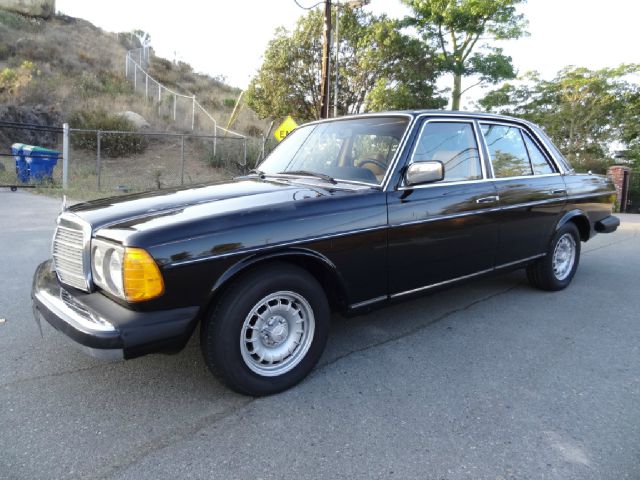 Mercedes-Benz 300 1980 photo 2