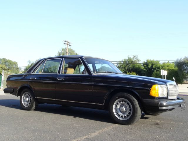 Mercedes-Benz 300 1980 photo 41