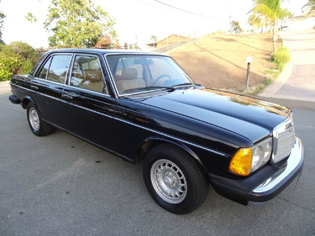Mercedes-Benz 300 1980 photo 46