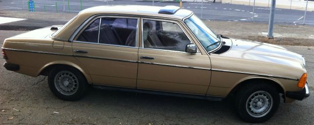 Mercedes-Benz 300 1982 photo 2