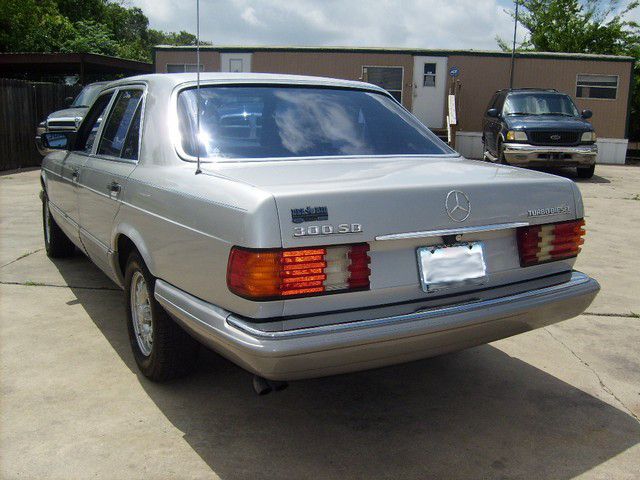 Mercedes-Benz 300 1982 photo 2