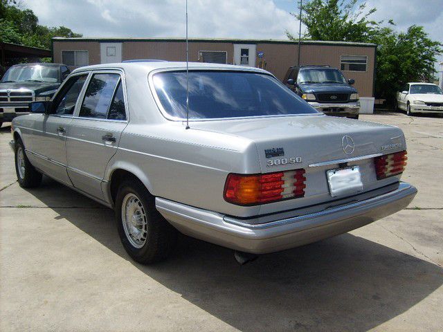 Mercedes-Benz 300 1982 photo 3