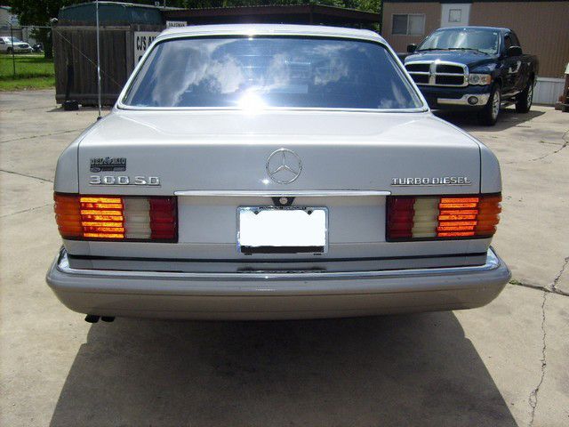 Mercedes-Benz 300 1982 photo 4
