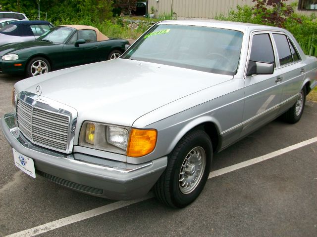 Mercedes-Benz 300 1984 photo 2