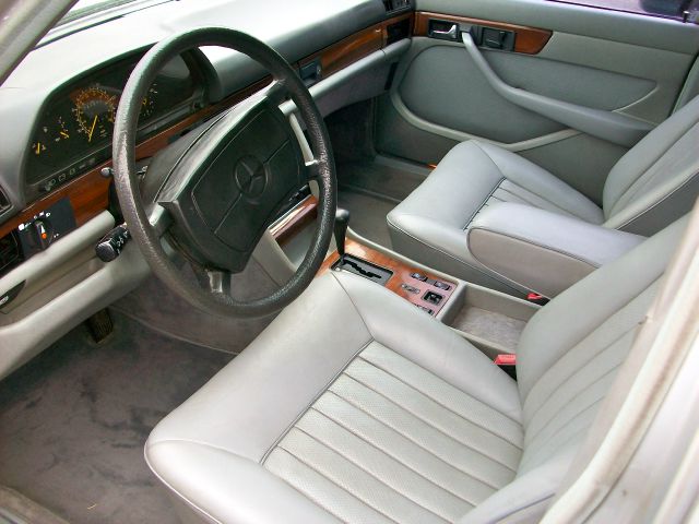 Mercedes-Benz 300 1984 photo 3