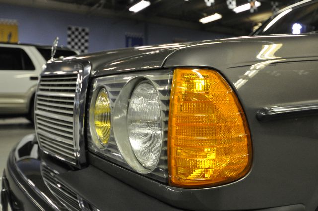 Mercedes-Benz 300 1984 photo 1