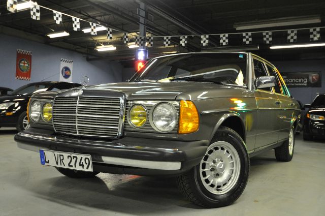 Mercedes-Benz 300 1984 photo 2