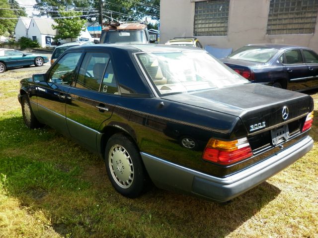 Mercedes-Benz 300 1990 photo 2
