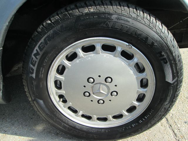 Mercedes-Benz 300 1990 photo 11