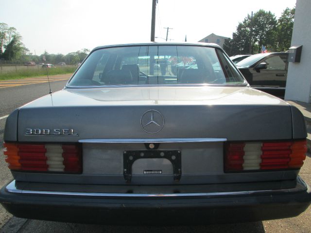 Mercedes-Benz 300 1990 photo 9