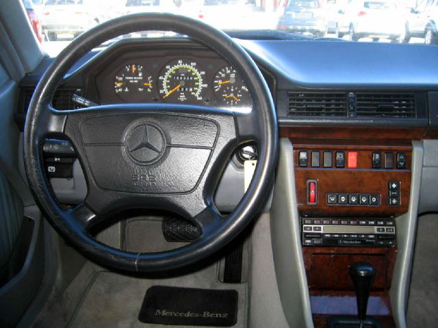Mercedes-Benz 300 1993 photo 1