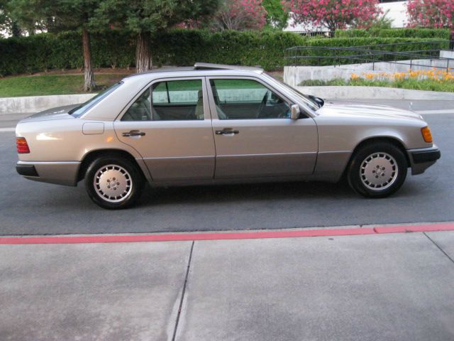 Mercedes-Benz 300 1993 photo 3