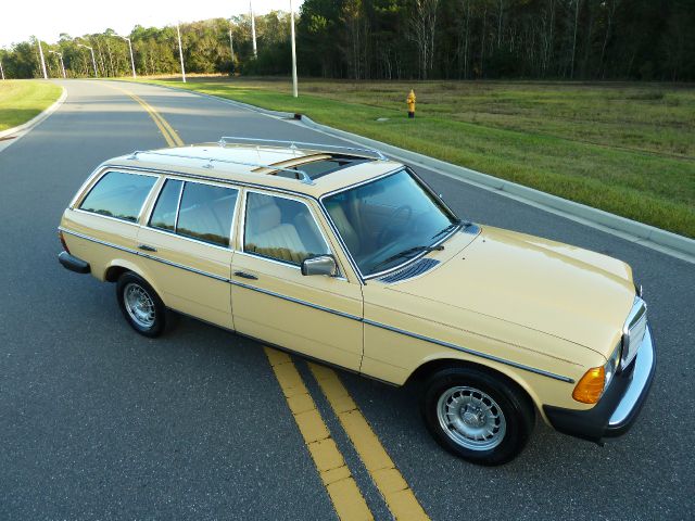 Mercedes-Benz 300TD Station Wagon 1981 photo 3