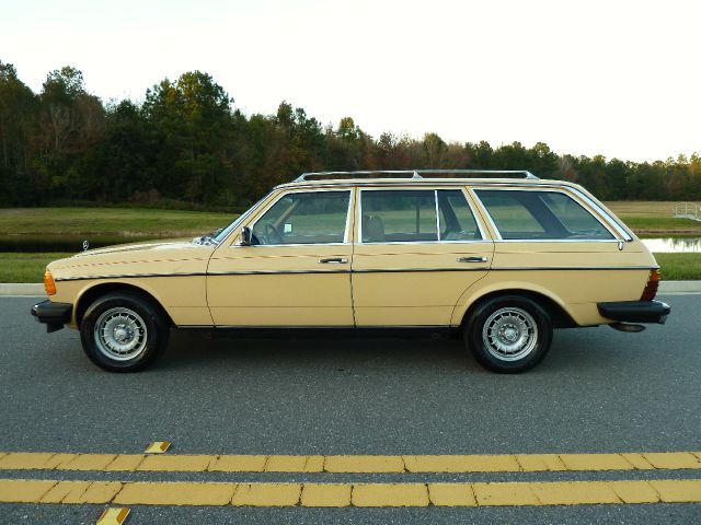 Mercedes-Benz 300TD Station Wagon 1981 photo 4