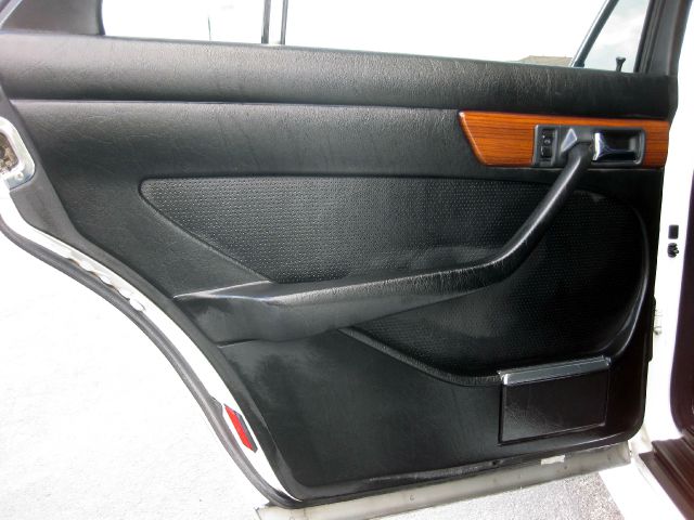 Mercedes-Benz 380 1984 photo 19