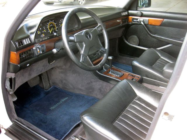 Mercedes-Benz 380 1984 photo 2