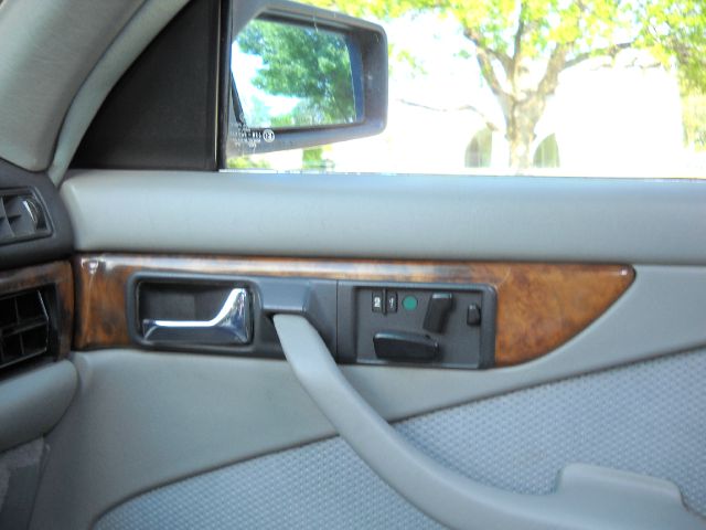 Mercedes-Benz 560 1986 photo 11