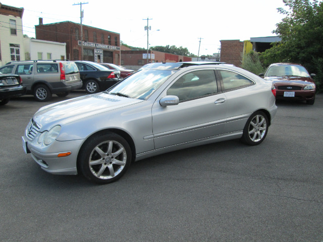 Mercedes-Benz C-Class 2004 photo 2