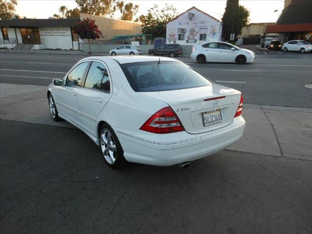 Mercedes-Benz C-Class 2006 photo 2
