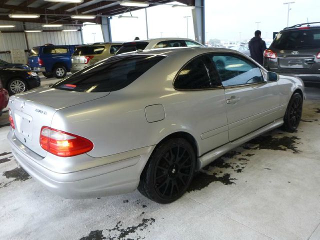 Mercedes-Benz CLK-Class 2001 photo 3