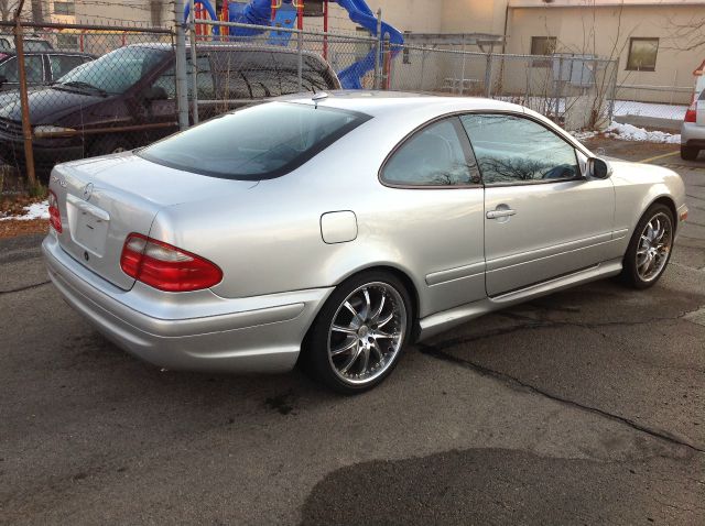 Mercedes-Benz CLK-Class 2001 photo 3
