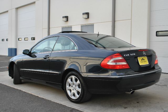 Mercedes-Benz CLK-Class 2004 photo 3