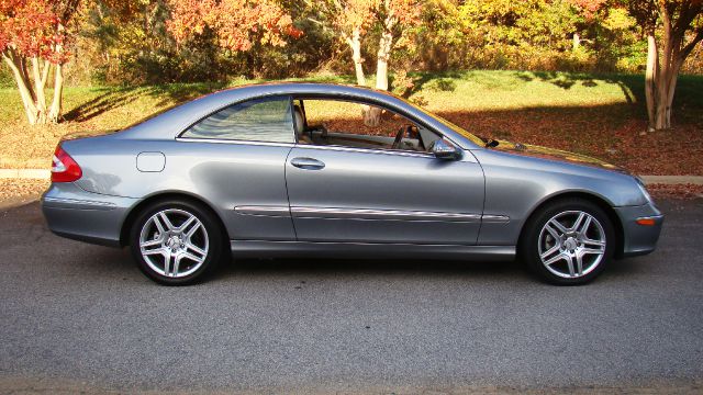 Mercedes-Benz CLK-Class 2004 photo 3