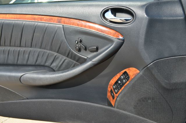Mercedes-Benz CLK-Class 2009 photo 19