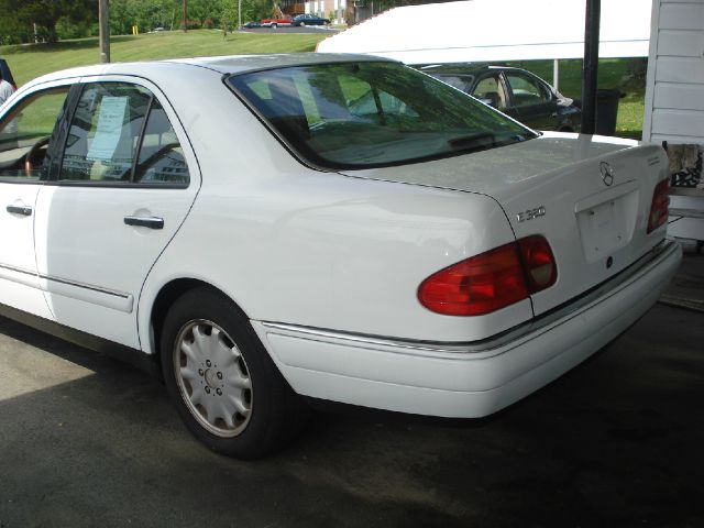 Mercedes-Benz E-Class 1999 photo 2