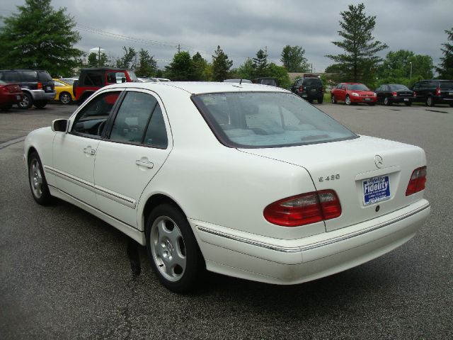 Mercedes-Benz E-Class 2002 photo 2