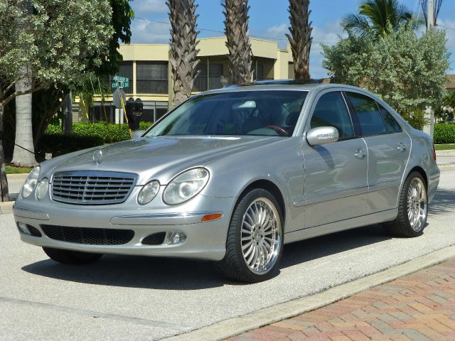 Mercedes-Benz E-Class 2003 photo 2