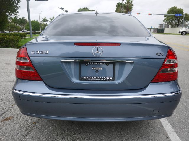 Mercedes-Benz E-Class 2004 photo 2