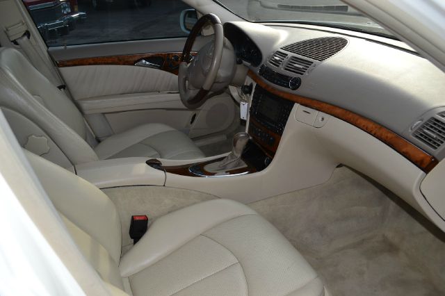 Mercedes-Benz E-Class 2004 photo 2