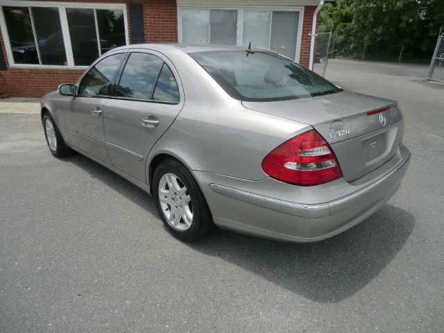 Mercedes-Benz E-Class 2004 photo 2