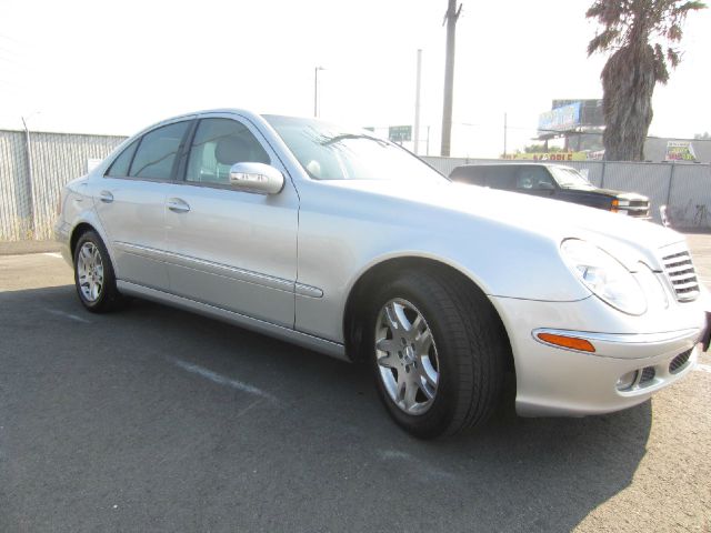 Mercedes-Benz E-Class 2005 photo 2