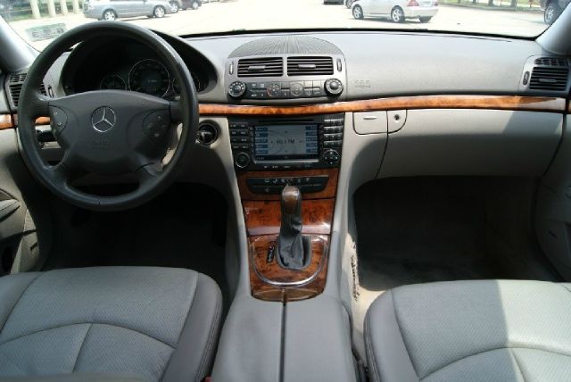 Mercedes-Benz E-Class 2005 photo 2