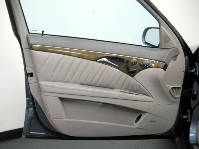 Mercedes-Benz E-Class 2005 photo 2