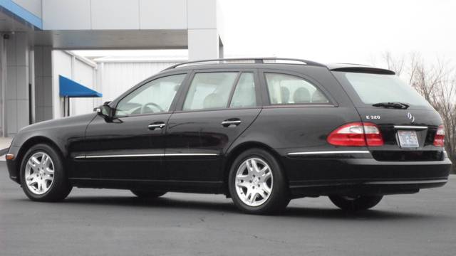Mercedes-Benz E-Class 2005 photo 2