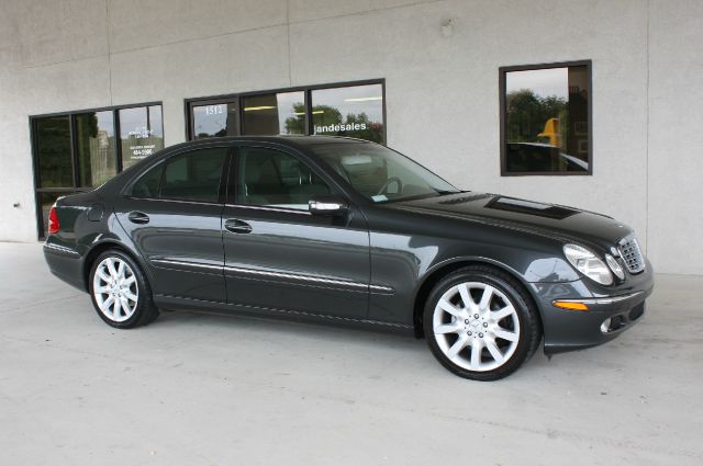 Mercedes-Benz E-Class 2005 photo 2