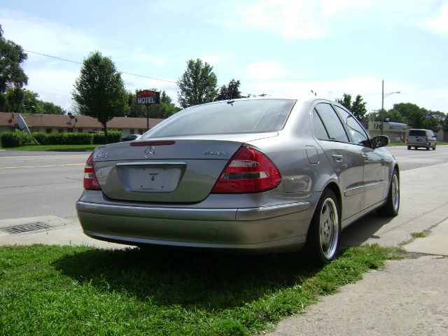 Mercedes-Benz E-Class 2005 photo 2