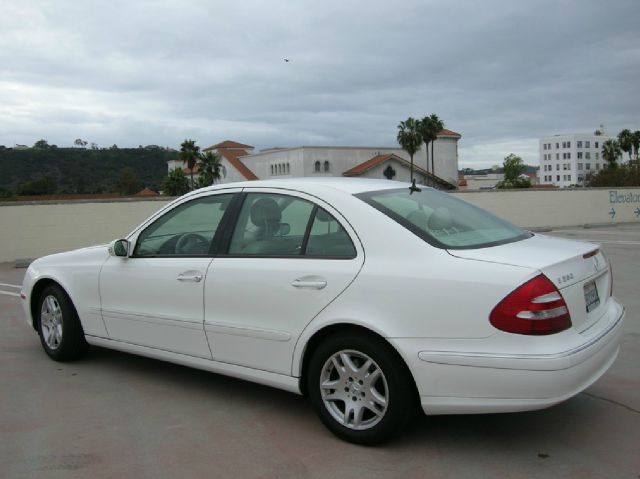 Mercedes-Benz E-Class 2006 photo 21