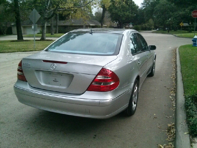 Mercedes-Benz E-Class 2006 photo 2