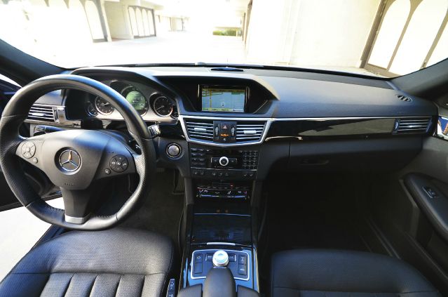 Mercedes-Benz E-Class 2.5S W PWR Sunroof Sedan