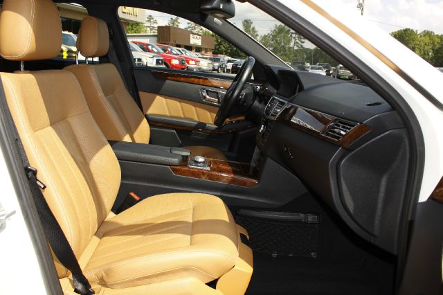 Mercedes-Benz E-Class 2.5S W PWR Sunroof Sedan