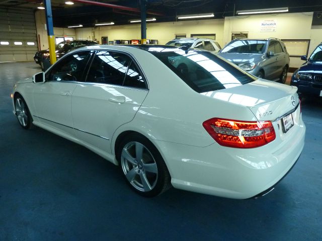 Mercedes-Benz E-Class 2011 photo 3