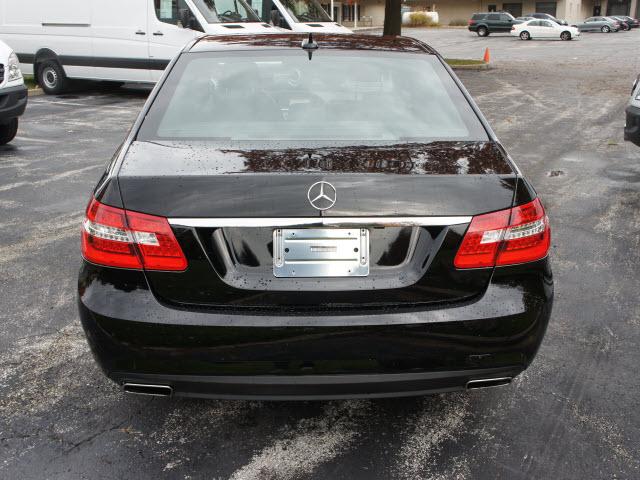 Mercedes-Benz E-Class 2011 photo 3