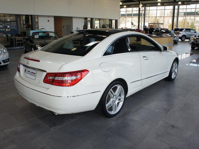 Mercedes-Benz E-Class 2011 photo 5