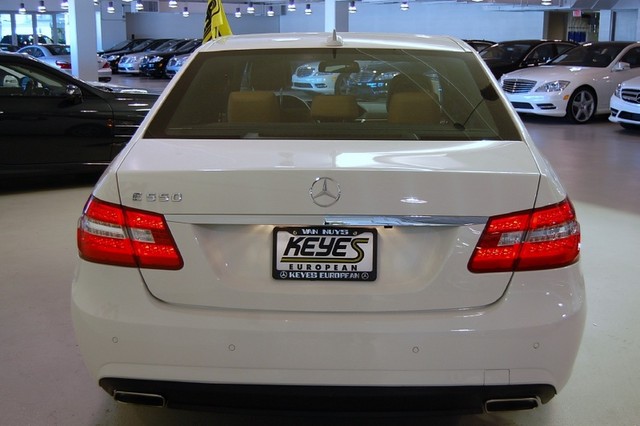 Mercedes-Benz E-Class 2011 photo 2